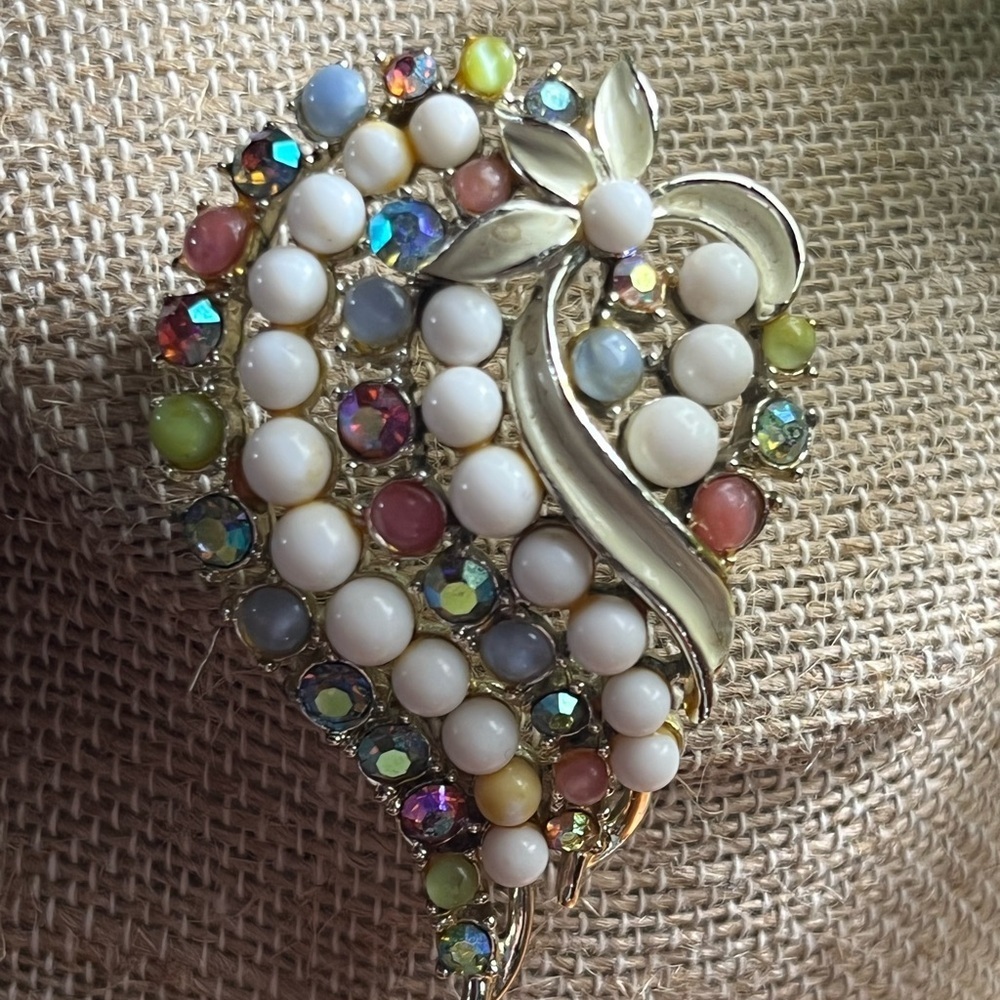 Elegant Multicolor vintage late 1940s Beaded Brooch signed ART